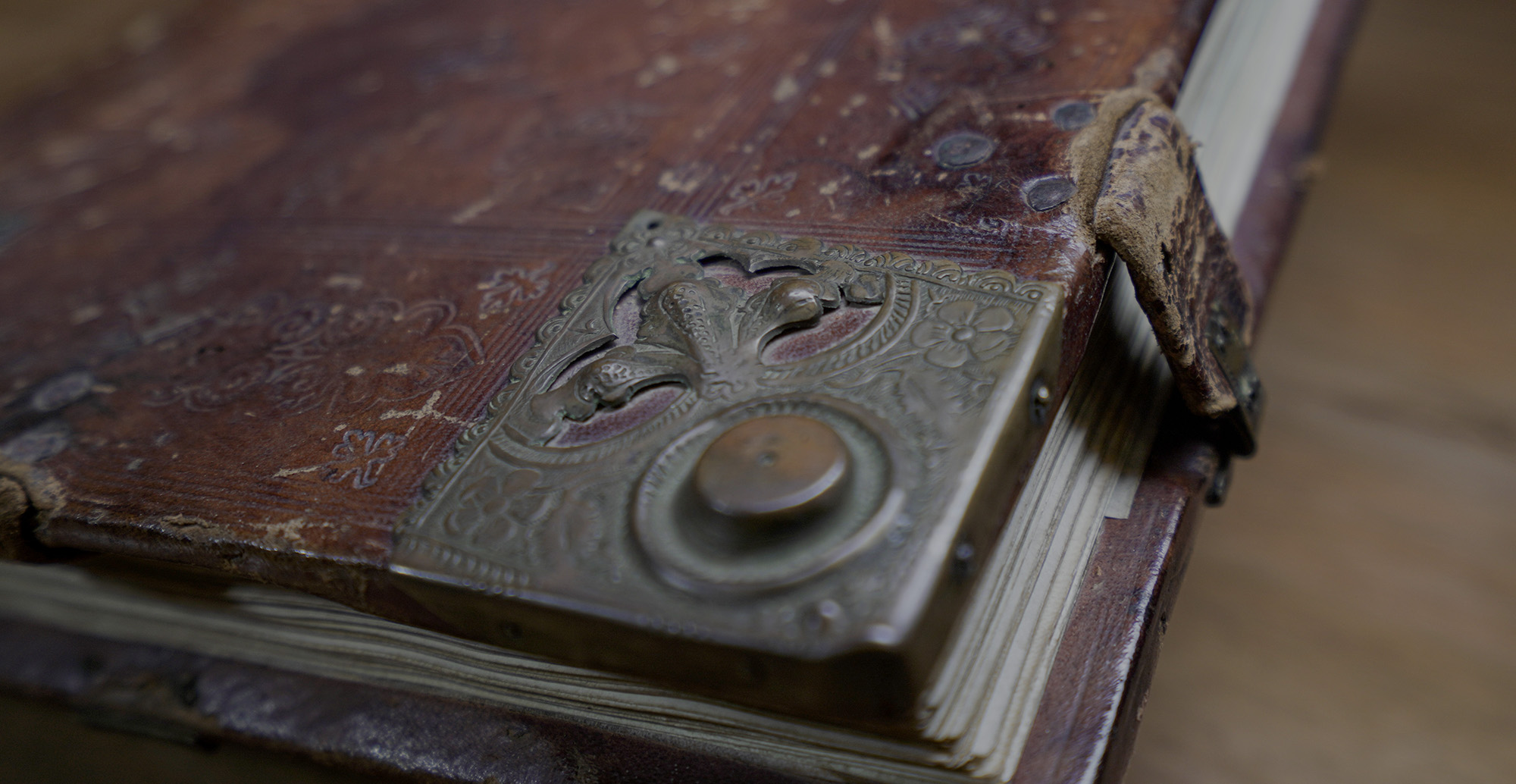 Legatura storica con fibbia metallica